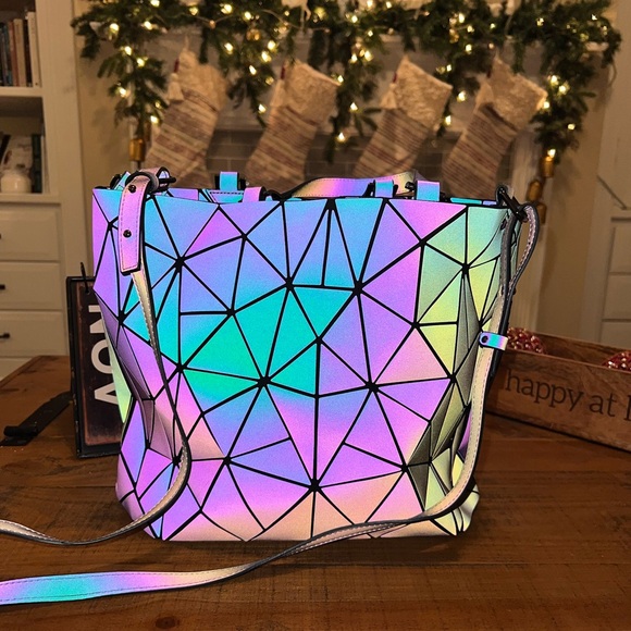 HOTONE Geometric Luminous holographic crossbody handbag - Picture 2 of 8